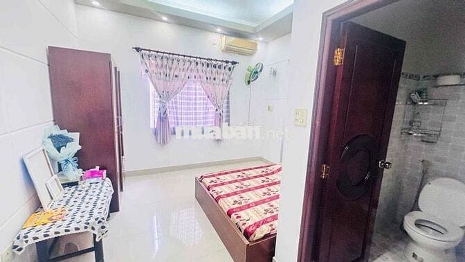 Bán nhà 1 trệt 1 lững 2 lầu ngay công viên (Bình Khánh