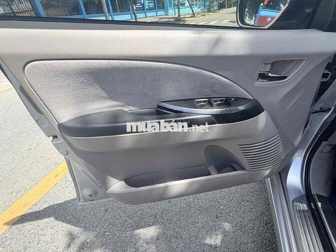 Mitsubishi Grandis 7 chỗ Vàng bạc