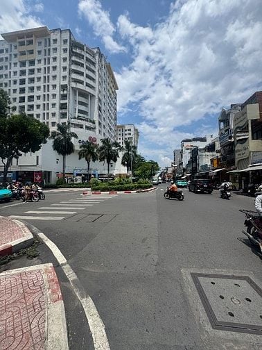 NHÀ MỚI ĐẸP FULL NỘI THẤT CAO CẤP. HẺM XE HƠI KHU LỮ GIA 