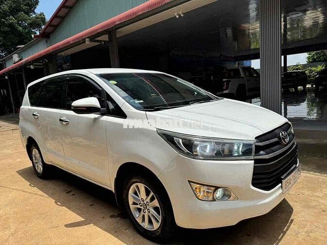 Toyota Innova 7 chỗ số sàn Trắng