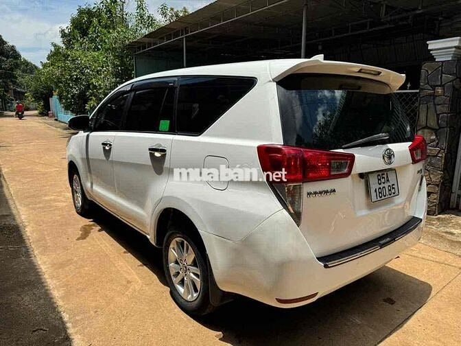 Toyota Innova 7 chỗ số sàn Trắng