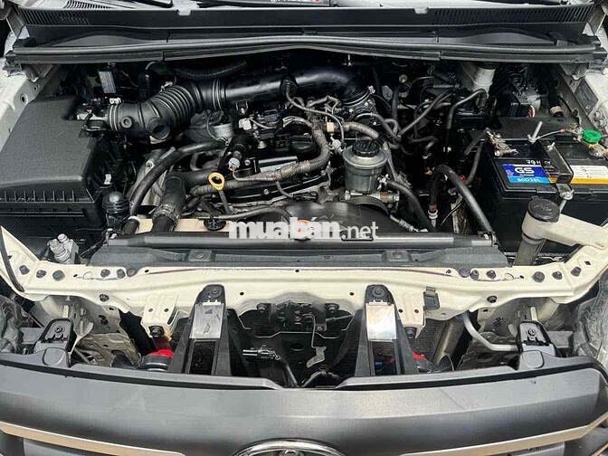 Toyota Innova 7 chỗ số sàn Trắng