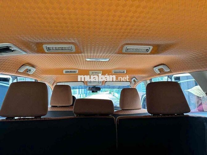 Toyota Innova 7 chỗ số sàn Trắng