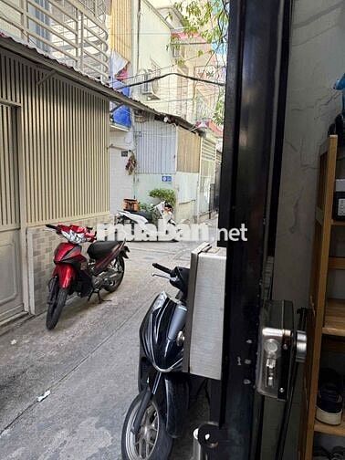 Cần cho thuê 1 phòng lầu 1 nhà gần cầu Nguyễn Văn Cừ Tolet riêng