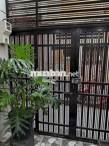 Cần cho thuê 1 phòng lầu 1 nhà gần cầu Nguyễn Văn Cừ Tolet riêng