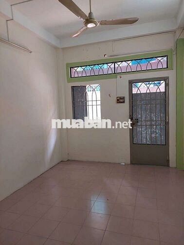 nhà sạch sẻ 2 phòng ngủ 2vs nhà còn mới nha khách 