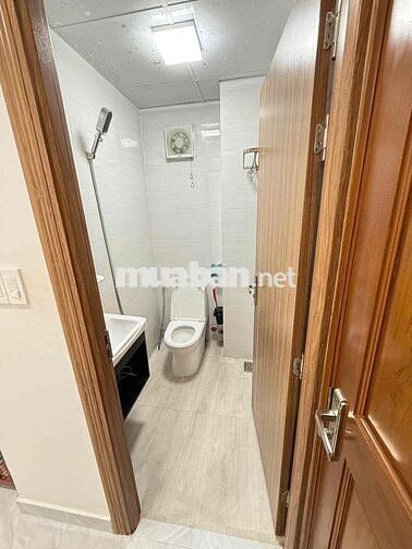 Cần cho thuê 1 phòng lầu 1 nhà gần cầu Nguyễn Văn Cừ Tolet riêng