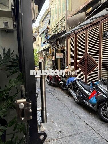 Cần cho thuê 1 phòng lầu 1 nhà gần cầu Nguyễn Văn Cừ Tolet riêng
