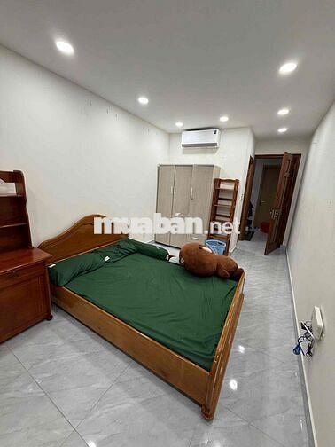 Cần cho thuê 1 phòng lầu 1 nhà gần cầu Nguyễn Văn Cừ Tolet riêng