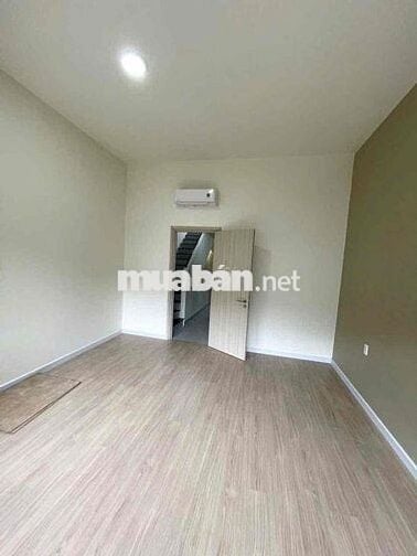 nhà 2 lầu 1 trệt Gần ngã tư Bình Chuẩn,có nội thất,sân xe hơi