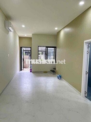 nhà 2 lầu 1 trệt Gần ngã tư Bình Chuẩn,có nội thất,sân xe hơi