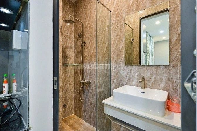 Bán CHDV MT Giải Phóng gần Sân Bay dt 7,5x30 nhà 6 tầng HDT 210tr/th