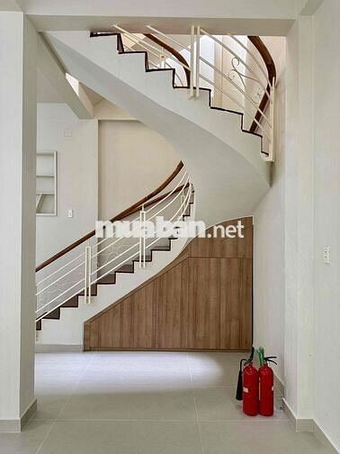 NHÀ CÓ SÂN, THIẾT KẾ ĐẸP, HẺM XE HƠI TẠI 27 NGUYỄN BỈNH KHIÊM QUẬN 1