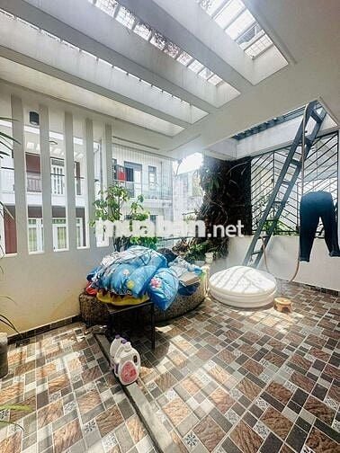 Bán gấp nhà 4 tầng Quận 5 dt 4x18m giá 11,5 tỷ .chủ hạ chào 2 tỷ .