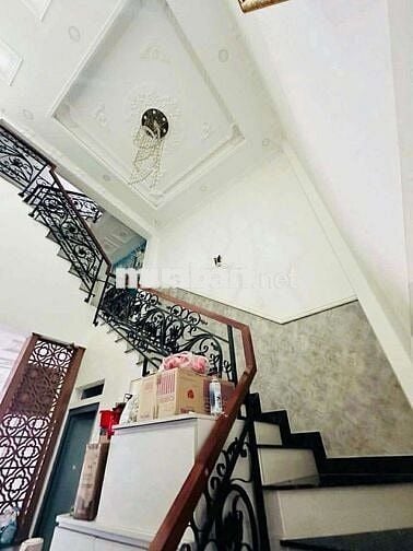 Bán gấp nhà 4 tầng Quận 5 dt 4x18m giá 11,5 tỷ .chủ hạ chào 2 tỷ .