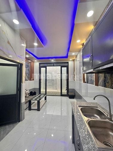 Nhà 1 trệt 1 lầu 28m2 Hóc Môn 395tr có sổ hồng sang tên chính chủ