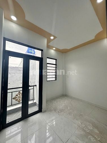 Nhà 1 trệt 1 lầu 28m2 Hóc Môn 395tr có sổ hồng sang tên chính chủ