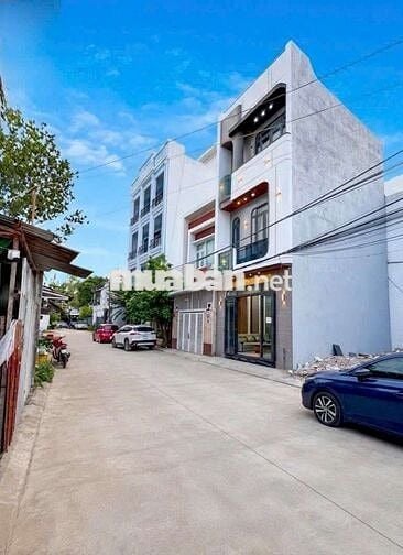 NHÀ 2 LẦU CAO CẤP - KDC DẦU KHÍ