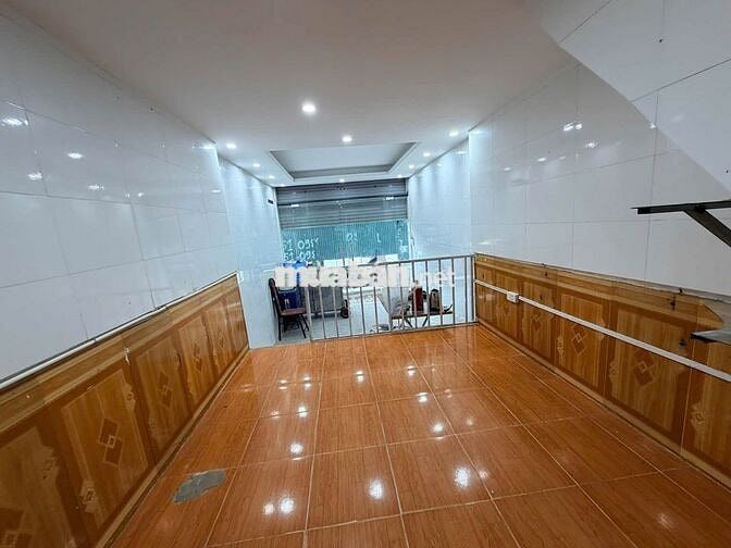 Cho thuê nhà phố Gia Quất - Vỉa hè - Kinh Doanh - 2PN. Giá 8tr