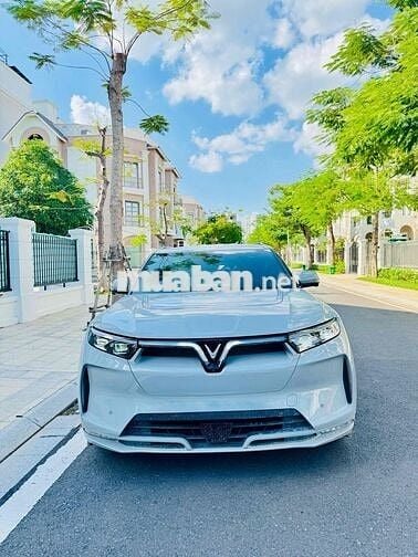 VinFast VF 9 SUV điện Trắng