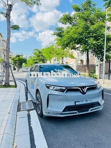 VinFast VF 9 SUV điện Trắng