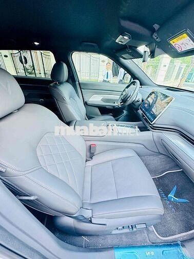 VinFast VF 9 SUV điện Trắng