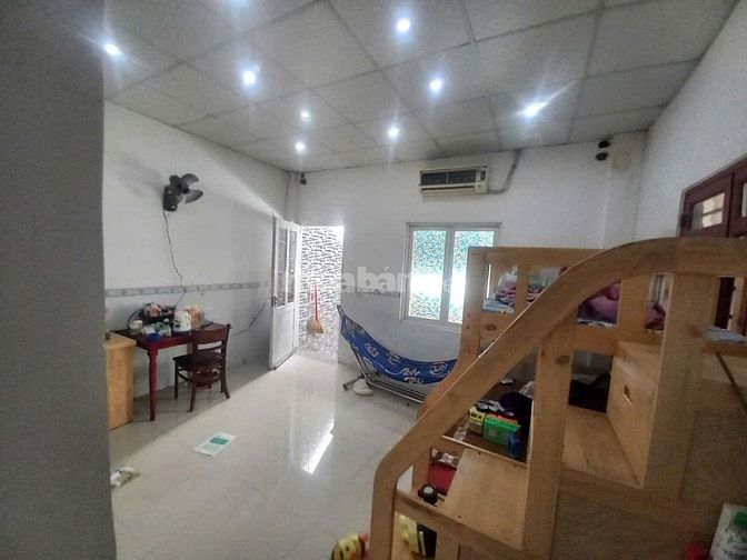 Nhà 2 mat tien, truoc cong vien sau hem 4m 