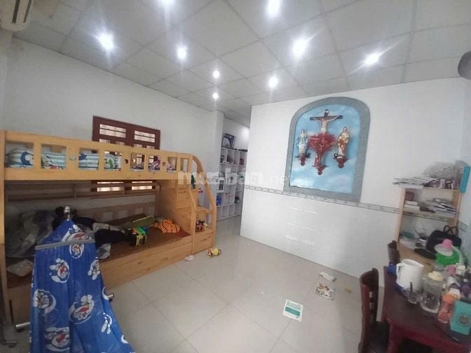 Nhà 2 mat tien, truoc cong vien sau hem 4m 