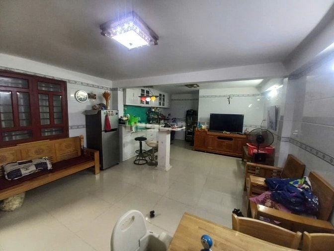 Nhà 2 mat tien, truoc cong vien sau hem 4m 