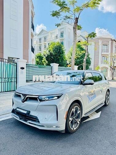 VinFast VF 9 SUV điện Trắng