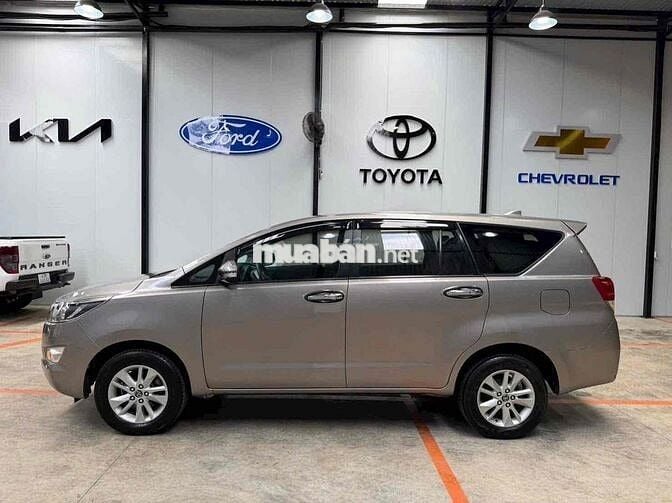 Toyota Innova 2017 Số sàn đồng ánh kim