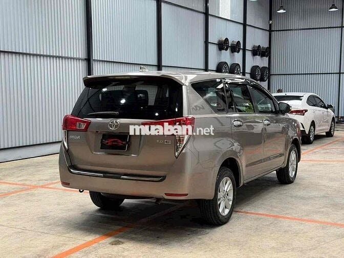 Toyota Innova 2017 Số sàn đồng ánh kim