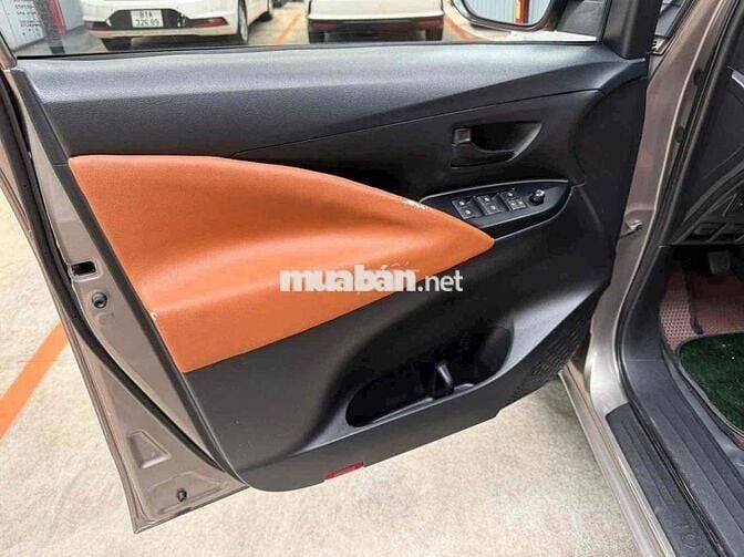Toyota Innova 2017 Số sàn đồng ánh kim