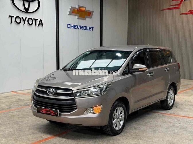 Toyota Innova 2017 Số sàn đồng ánh kim