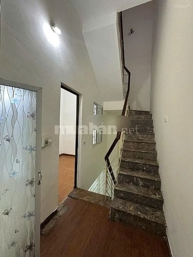 Cho thuê nhà ngõ 92 Đào Tấn, tiện ở làm VP, giá 11 triệu 