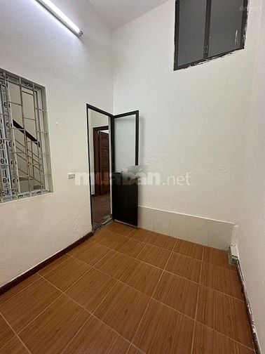 Cho thuê nhà ngõ 92 Đào Tấn, tiện ở làm VP, giá 11 triệu 