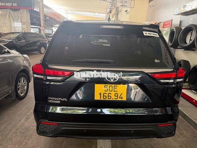 Toyota Innova Cross 2.0V 2025 Xanh Đen
