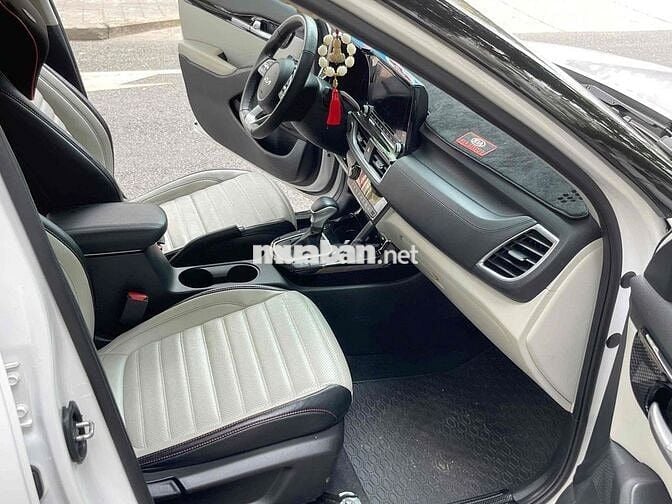 Kia Seltos gia đình đi ít 25 000 km màu trắng