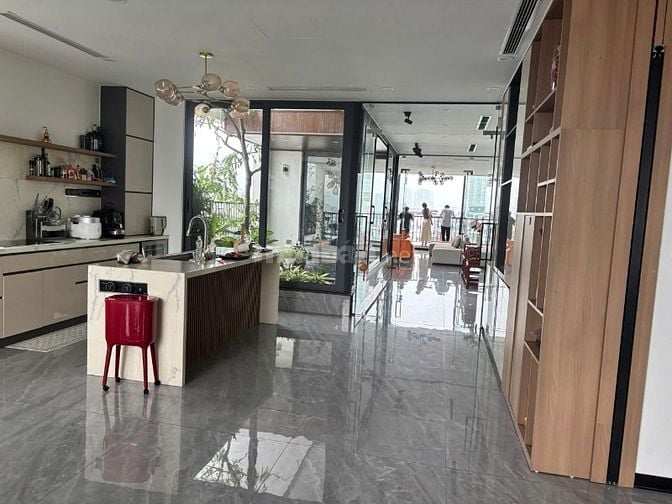 Bán tòa building 9 tầng mặt phố Nguyễn Hoàng Tôn doanh thu 2,4 tỷ/năm 