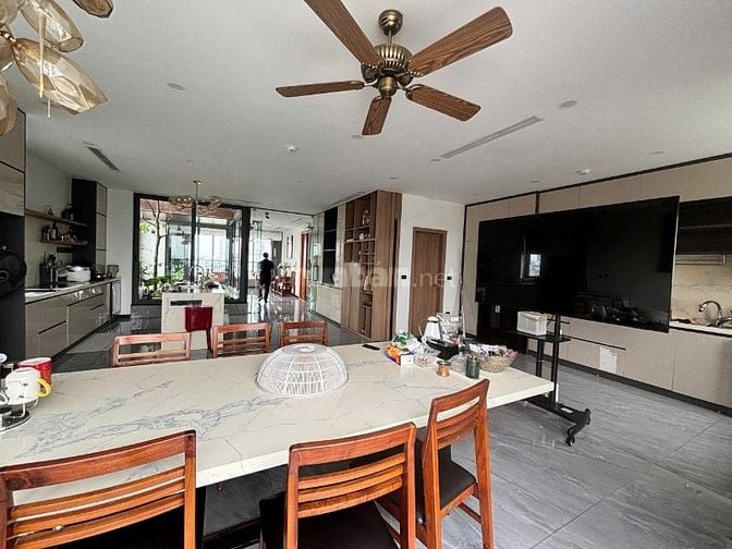 Bán tòa building 9 tầng mặt phố Nguyễn Hoàng Tôn doanh thu 2,4 tỷ/năm 
