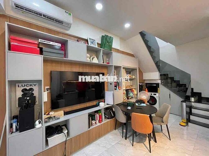 Nhà phố full nội thất - Hẻm ba gác cách hẻm xe hơi 50m - Sát quận 1
