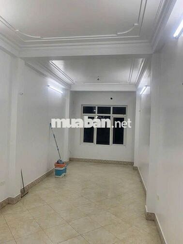 Cho thuê nhà 5 tầng mặt phố Hồ Tùng Mậu, vỉa hè rộng, 3 phòng, 4wc