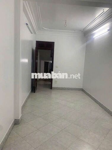 Cho thuê nhà 5 tầng mặt phố Hồ Tùng Mậu, vỉa hè rộng, 3 phòng, 4wc