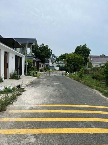 Hàng ngộp! 200m2 (ngang 10mx20m )  đất full thổ  Gía : 750 triệu