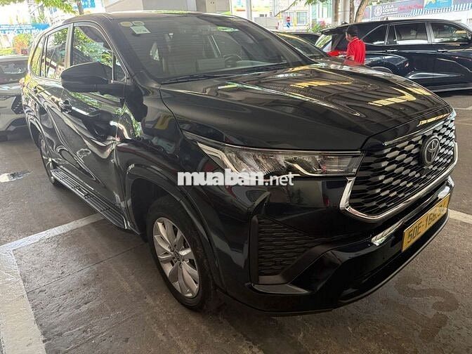 Toyota Innova Cross 2.0V 2025 Xanh Đen