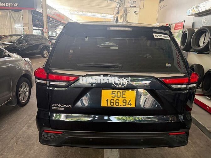 Toyota Innova Cross 2.0V 2025 Xanh Đen