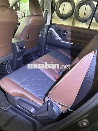 Toyota Innova Cross 2.0V 2025 Xanh Đen