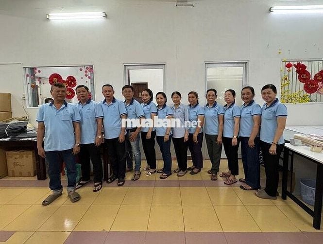 NHÂN VIÊN ĐÓNG GÓI BAO BÌ SẢN PHẨM