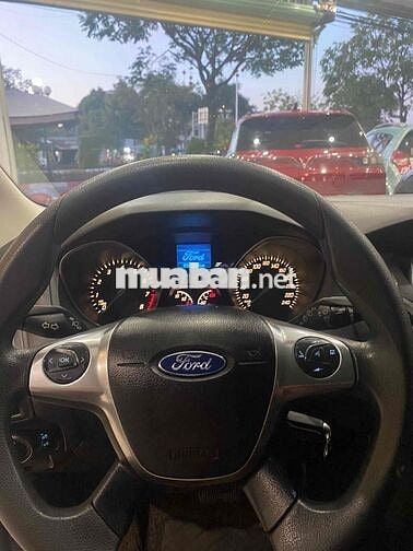 Ford Focus Hatchback Trắng Tự động