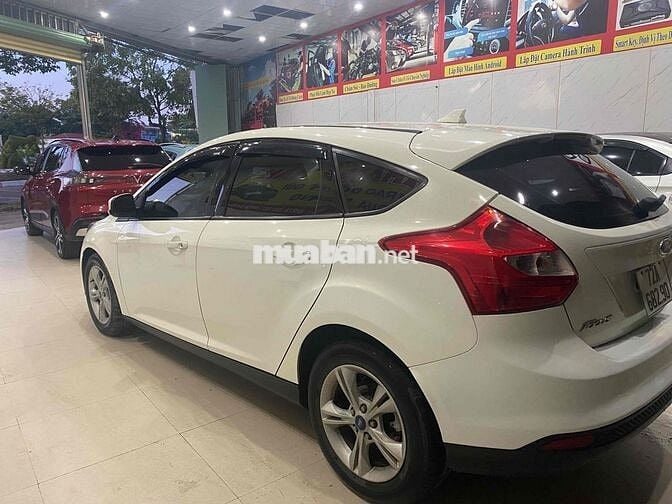 Ford Focus Hatchback Trắng Tự động